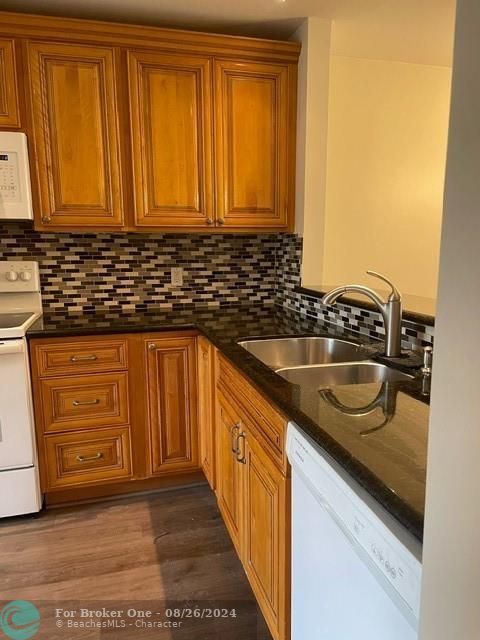 For Rent: $2,700 (2 beds, 2 baths, 1048 Square Feet)