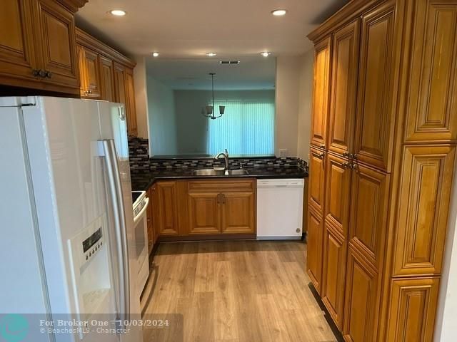 For Rent: $2,700 (2 beds, 2 baths, 1048 Square Feet)