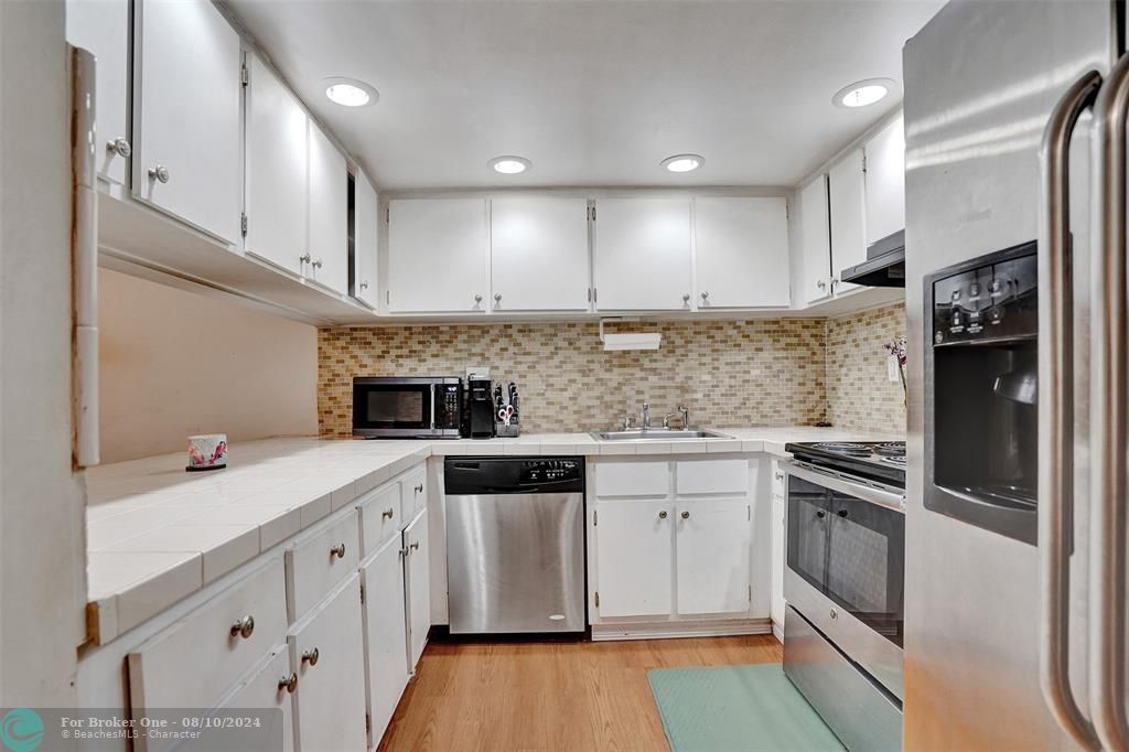 Active With Contract: $299,000 (2 beds, 1 baths, 1454 Square Feet)