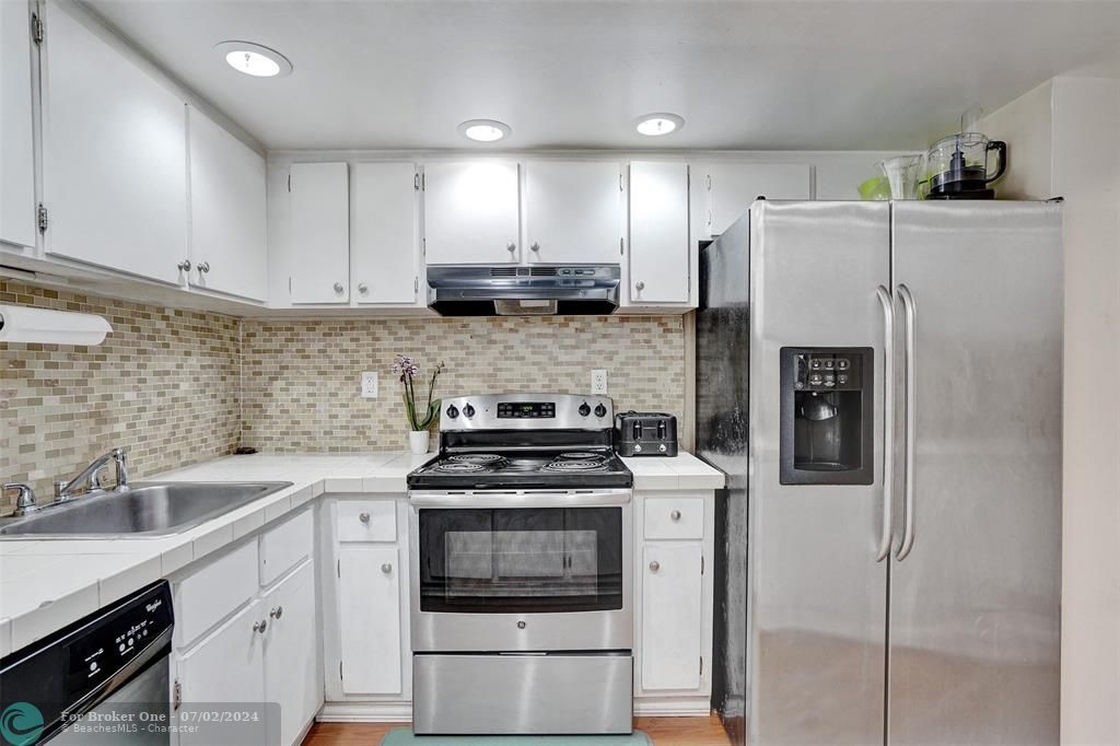 Active With Contract: $299,000 (2 beds, 1 baths, 1454 Square Feet)