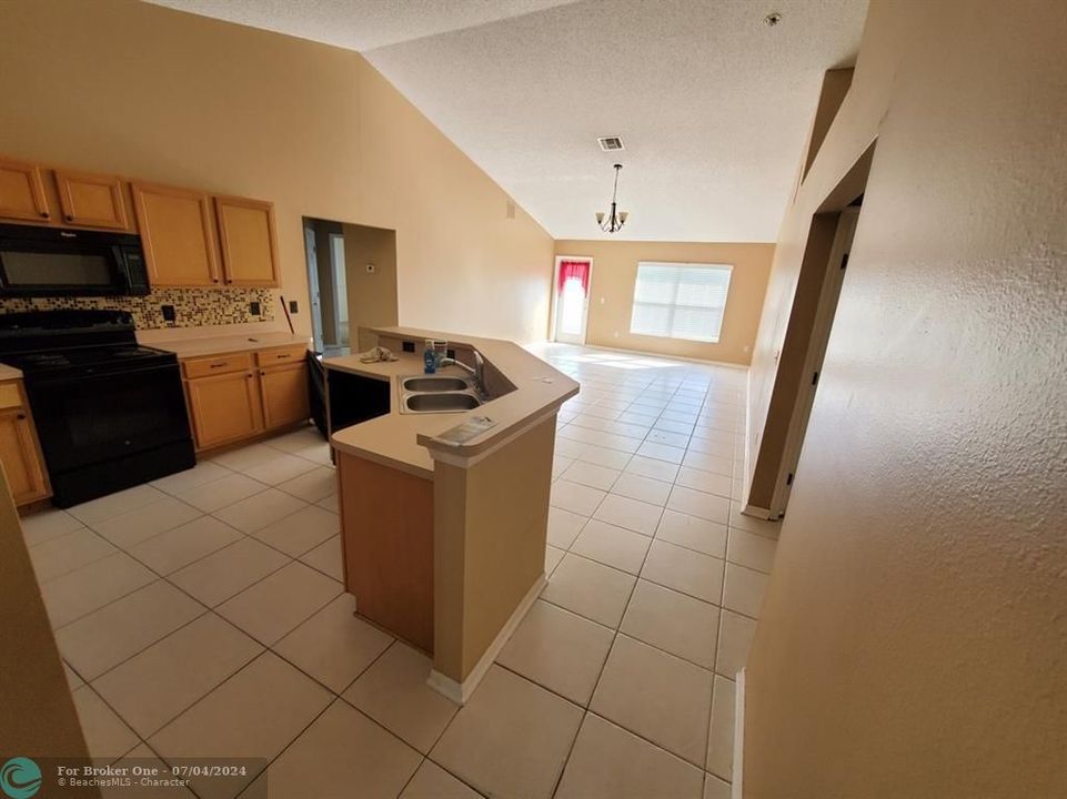 For Rent: $2,800 (4 beds, 3 baths, 2434 Square Feet)