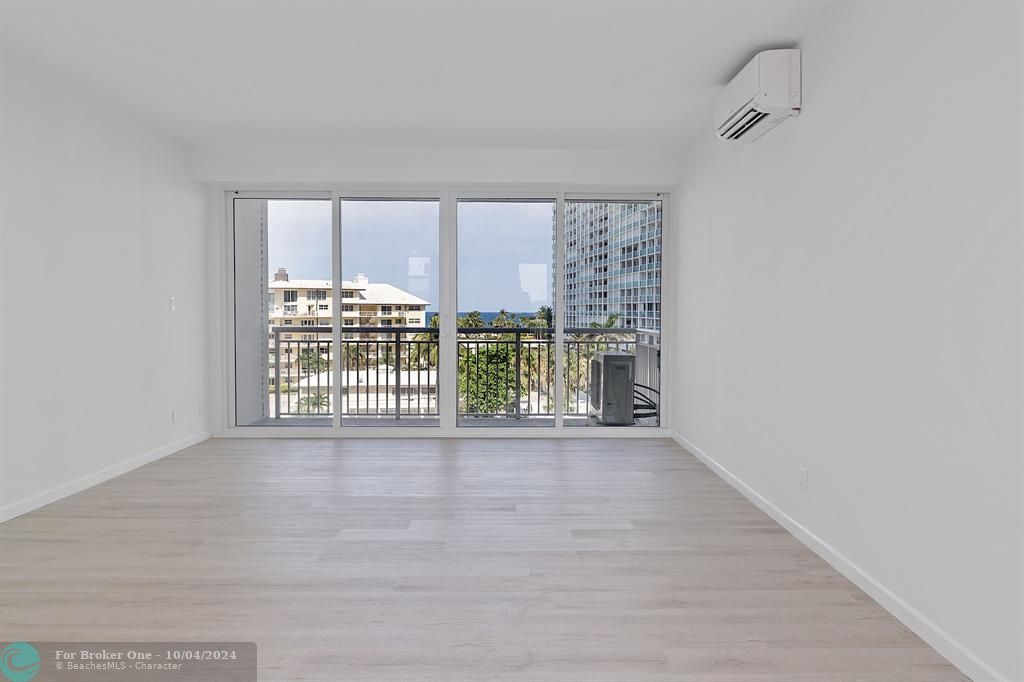 For Sale: $354,900 (1 beds, 1 baths, 805 Square Feet)