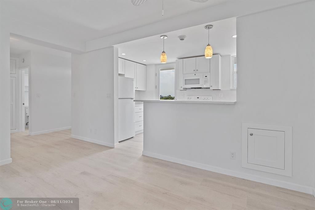 For Sale: $354,900 (1 beds, 1 baths, 805 Square Feet)