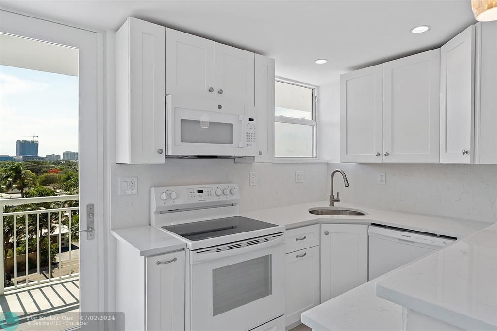 For Sale: $354,900 (1 beds, 1 baths, 805 Square Feet)