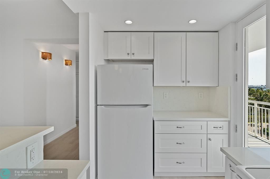 For Sale: $354,900 (1 beds, 1 baths, 805 Square Feet)