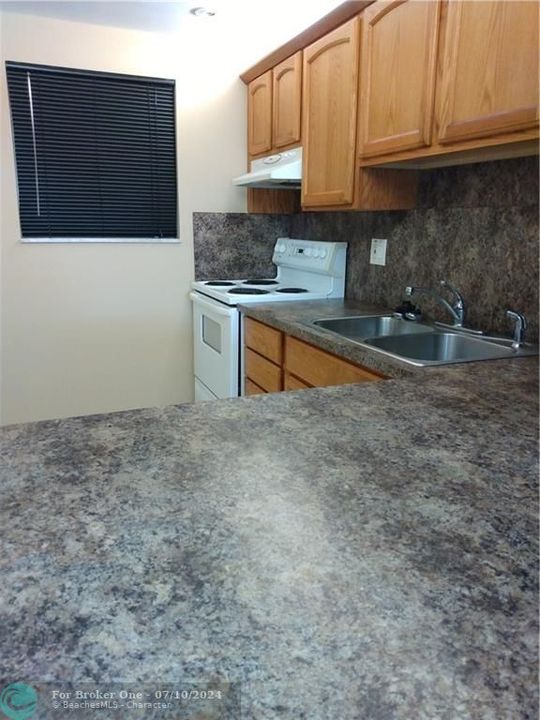 Active With Contract: $1,500 (1 beds, 1 baths, 900 Square Feet)