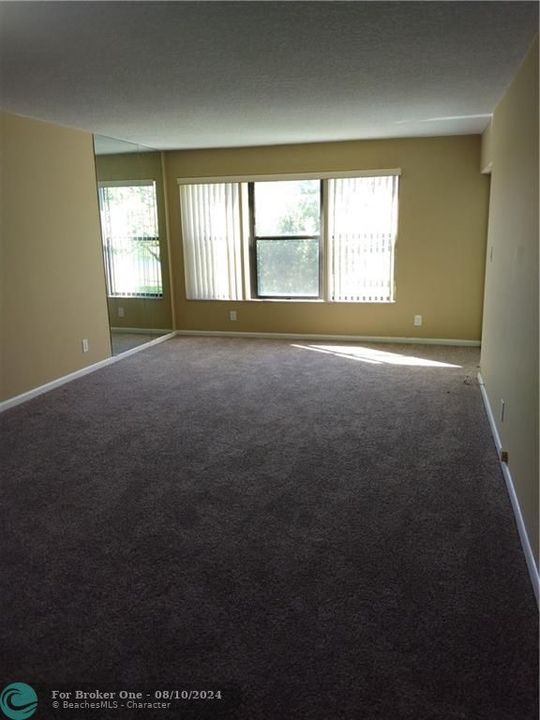 Active With Contract: $1,500 (1 beds, 1 baths, 900 Square Feet)