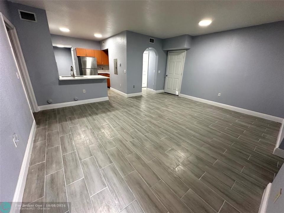 Active With Contract: $2,300 (2 beds, 2 baths, 1088 Square Feet)