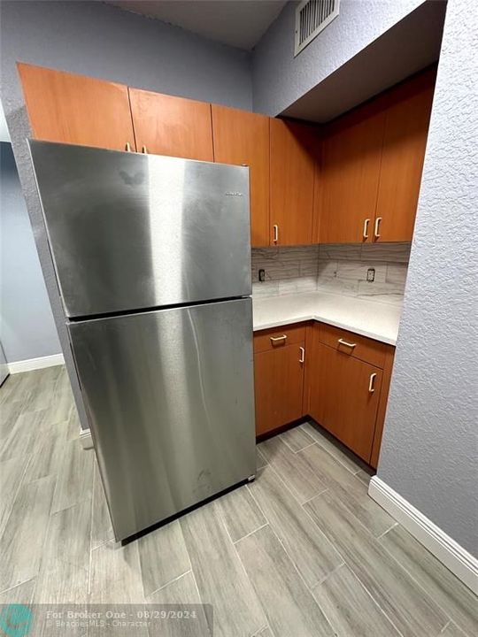 Active With Contract: $2,300 (2 beds, 2 baths, 1088 Square Feet)