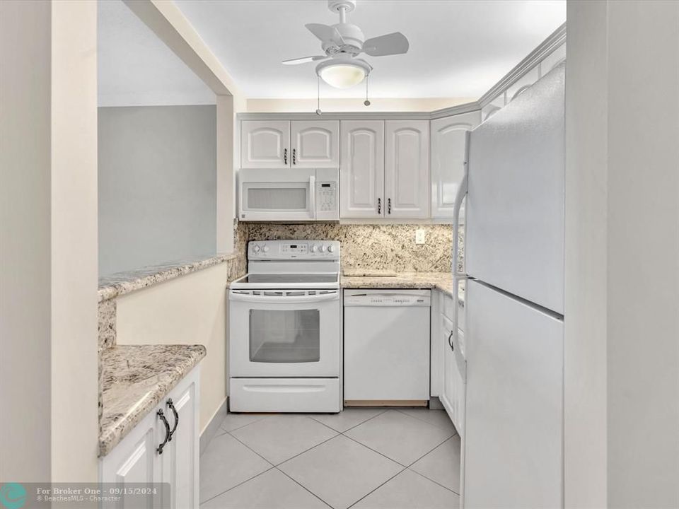 Active With Contract: $2,000 (1 beds, 1 baths, 700 Square Feet)