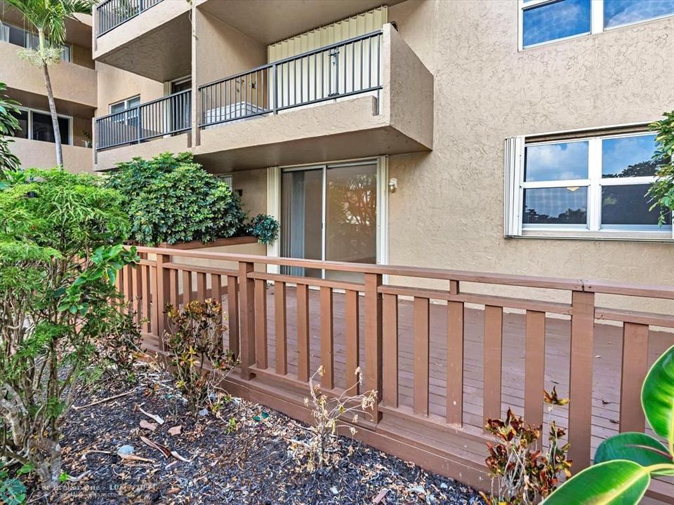 Active With Contract: $2,000 (1 beds, 1 baths, 700 Square Feet)