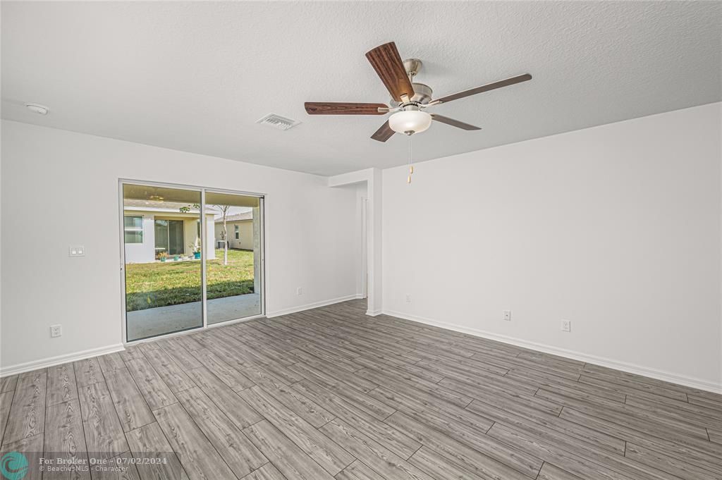 Active With Contract: $358,900 (3 beds, 2 baths, 1540 Square Feet)