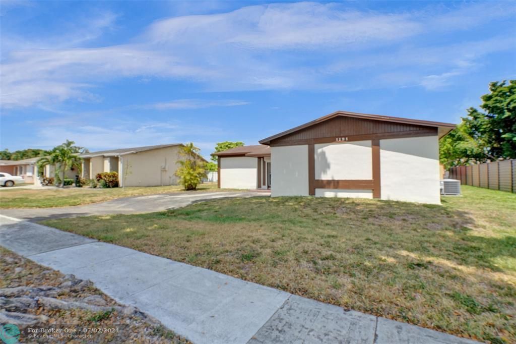Active With Contract: $479,900 (3 beds, 2 baths, 1497 Square Feet)