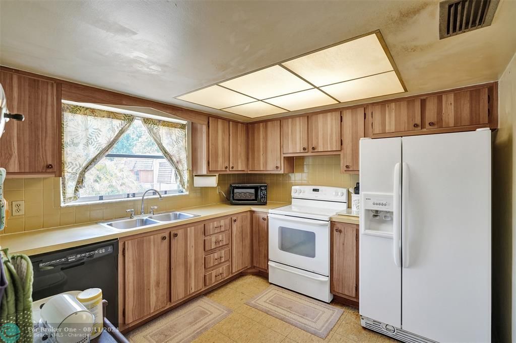 Active With Contract: $479,900 (3 beds, 2 baths, 1497 Square Feet)