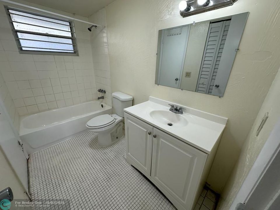 For Sale: $160,000 (1 beds, 1 baths, 840 Square Feet)