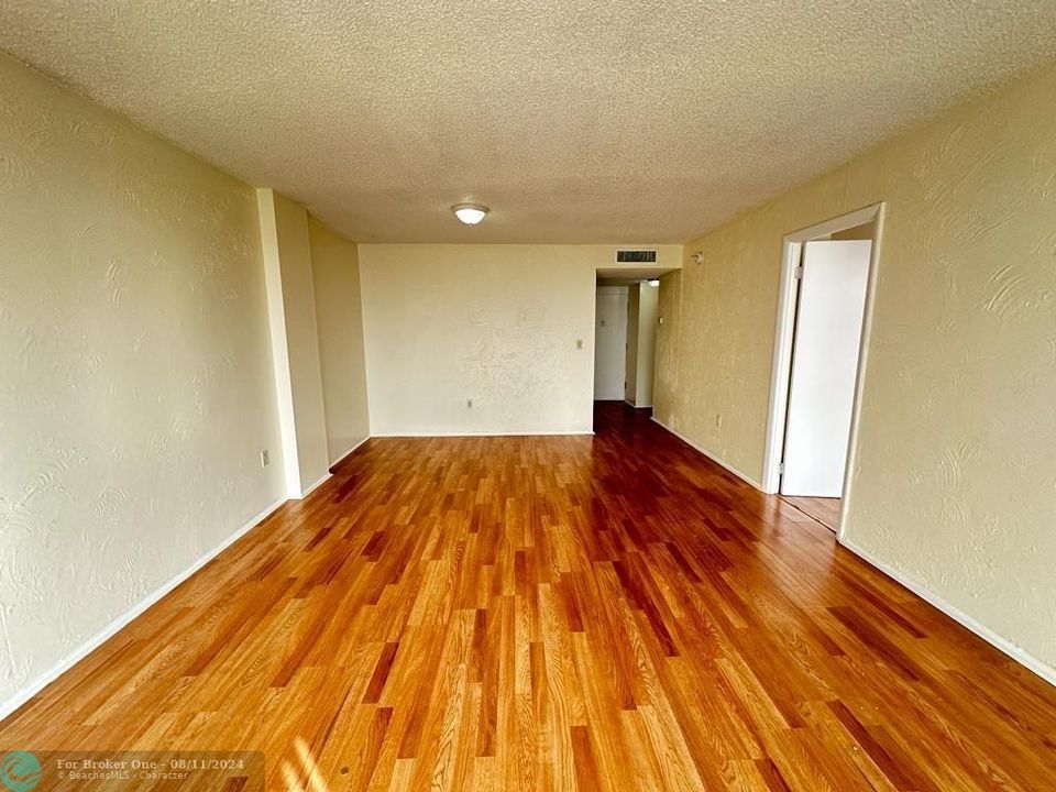 For Sale: $160,000 (1 beds, 1 baths, 840 Square Feet)