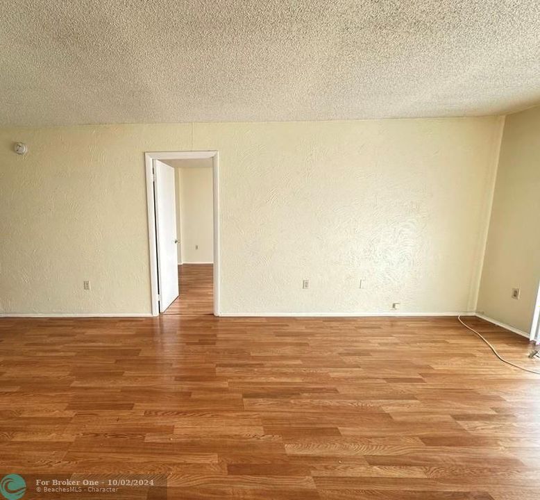 For Sale: $160,000 (1 beds, 1 baths, 840 Square Feet)