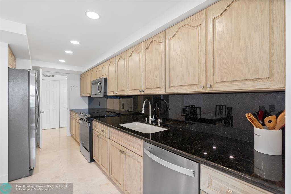 Active With Contract: $5,900 (2 beds, 2 baths, 1800 Square Feet)