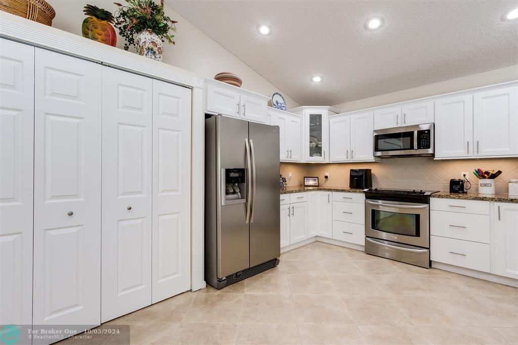 For Sale: $889,000 (5 beds, 2 baths, 2815 Square Feet)