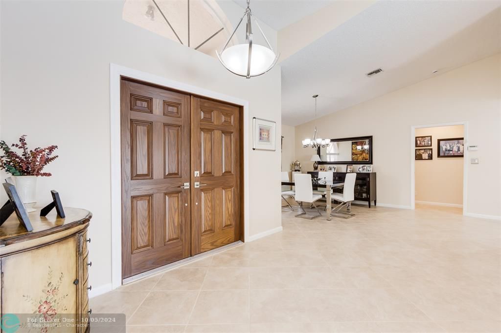 For Sale: $889,000 (5 beds, 2 baths, 2815 Square Feet)