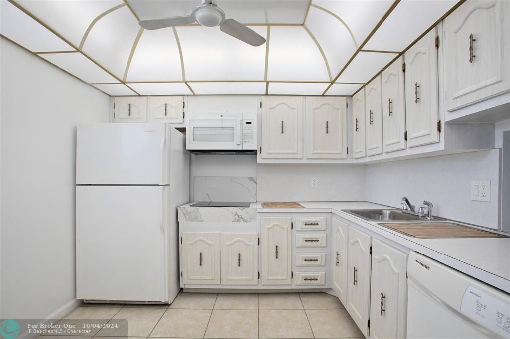 For Rent: $1,900 (2 beds, 2 baths, 982 Square Feet)