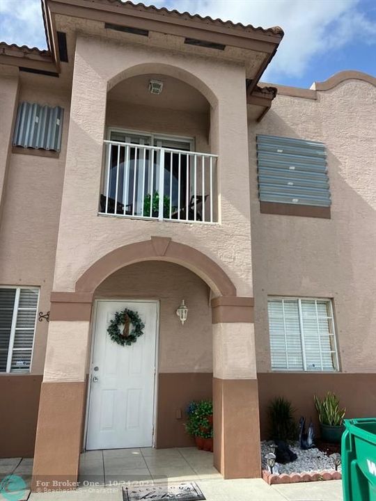 For Rent: $2,600 (3 beds, 2 baths, 1384 Square Feet)