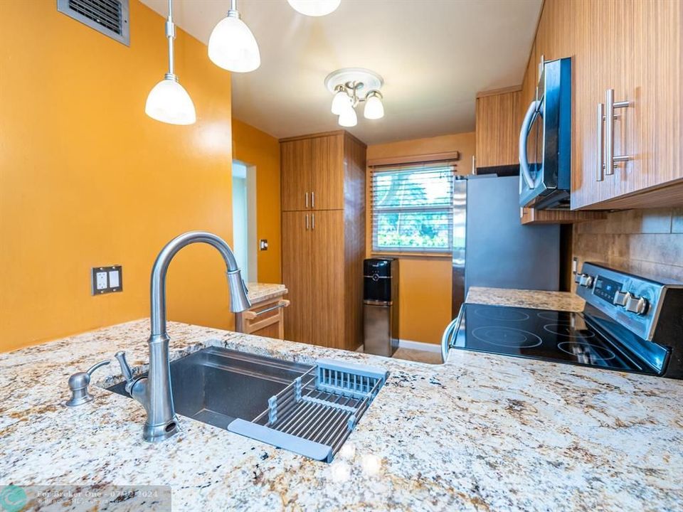 For Sale: $216,000 (2 beds, 2 baths, 975 Square Feet)