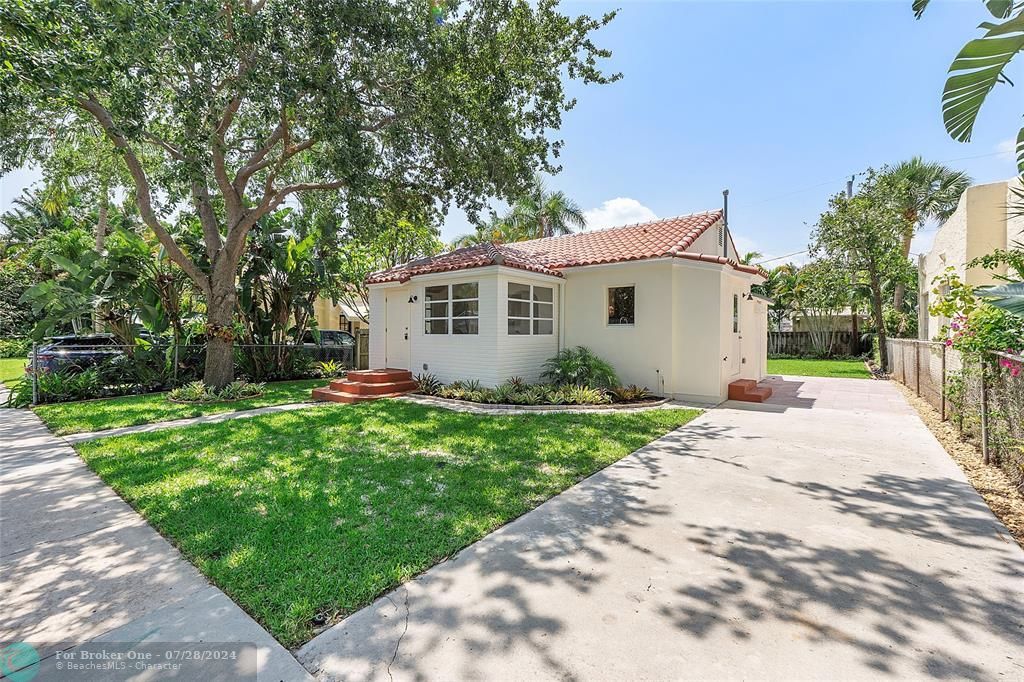 For Sale: $724,000 (2 beds, 1 baths, 876 Square Feet)