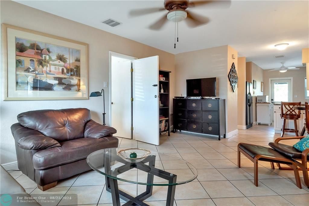 For Sale: $3,200 (2 beds, 2 baths, 1100 Square Feet)