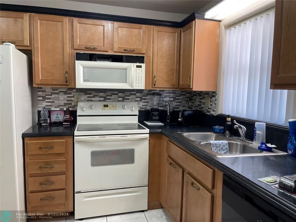 For Sale: $115,000 (1 beds, 1 baths, 810 Square Feet)