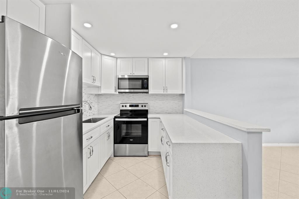 For Sale: $154,900 (1 beds, 1 baths, 708 Square Feet)