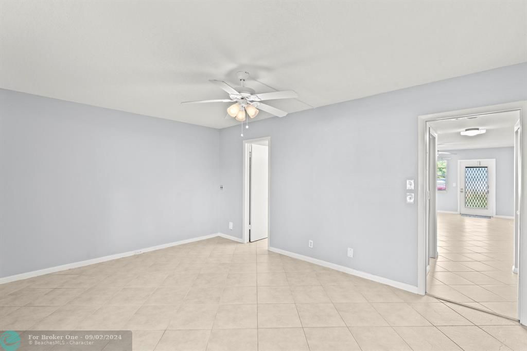 For Sale: $149,000 (1 beds, 1 baths, 708 Square Feet)