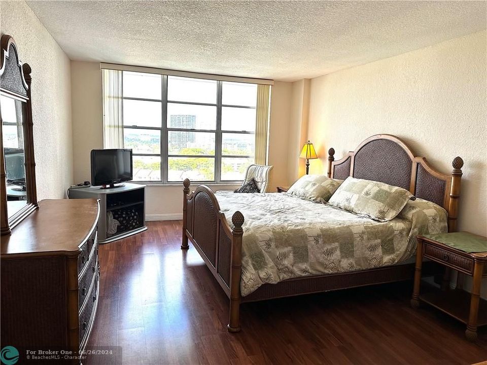 For Rent: $3,050 (2 beds, 2 baths, 1333 Square Feet)