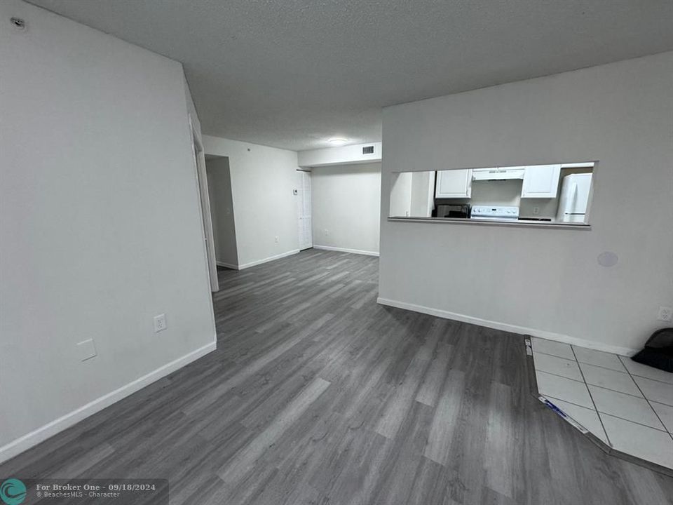 For Rent: $1,875 (2 beds, 1 baths, 834 Square Feet)