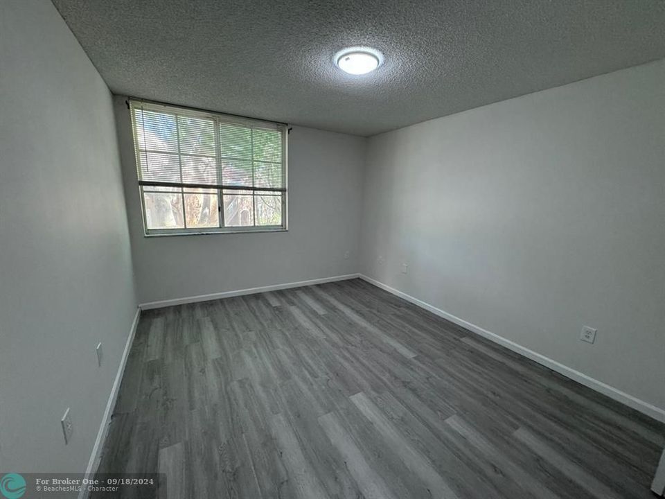 For Rent: $1,875 (2 beds, 1 baths, 834 Square Feet)