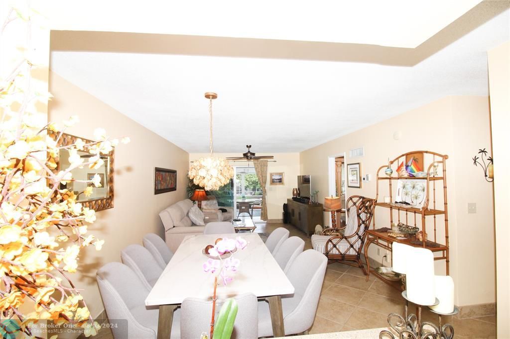 For Sale: $269,000 (2 beds, 2 baths, 888 Square Feet)