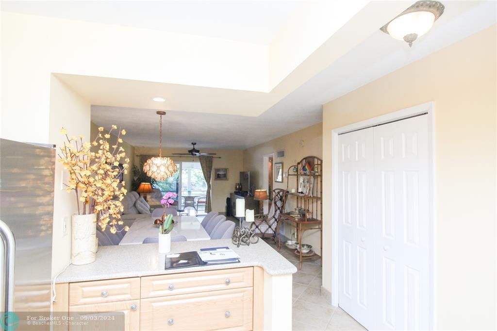 For Sale: $269,000 (2 beds, 2 baths, 888 Square Feet)