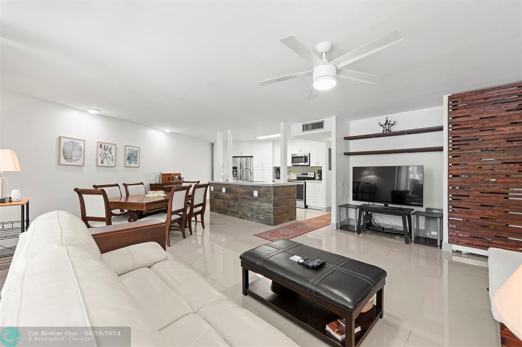 Active With Contract: $2,200 (1 beds, 1 baths, 900 Square Feet)