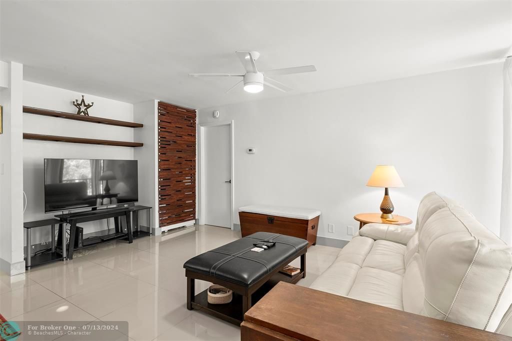 Active With Contract: $2,200 (1 beds, 1 baths, 900 Square Feet)