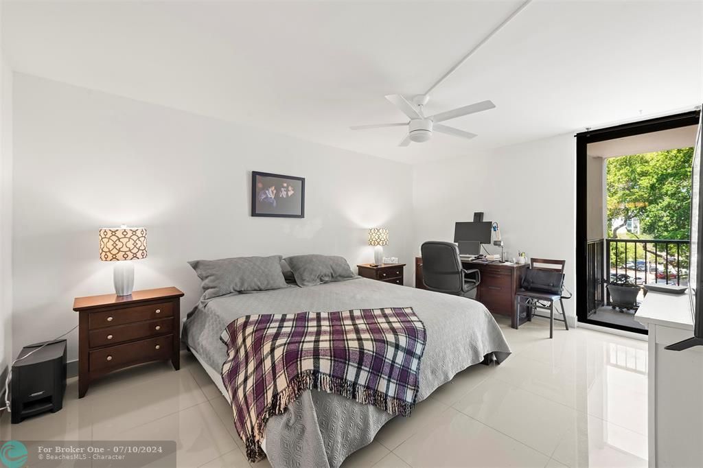Active With Contract: $2,200 (1 beds, 1 baths, 900 Square Feet)