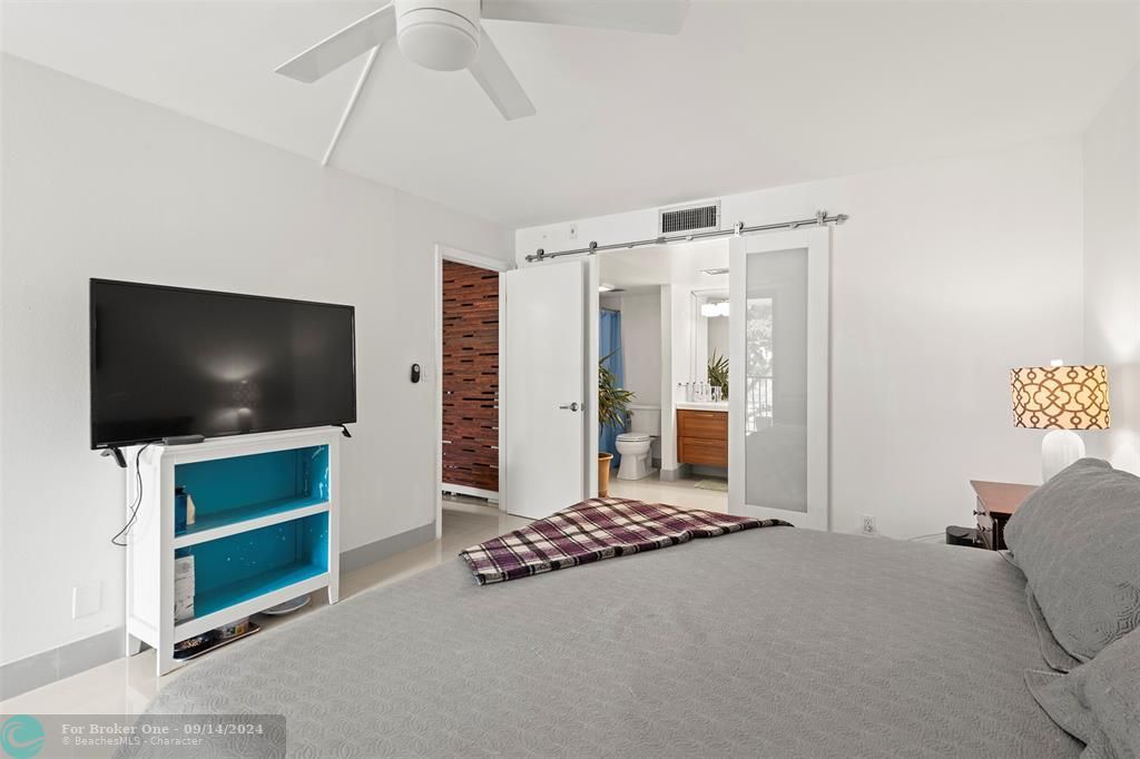 Active With Contract: $2,200 (1 beds, 1 baths, 900 Square Feet)