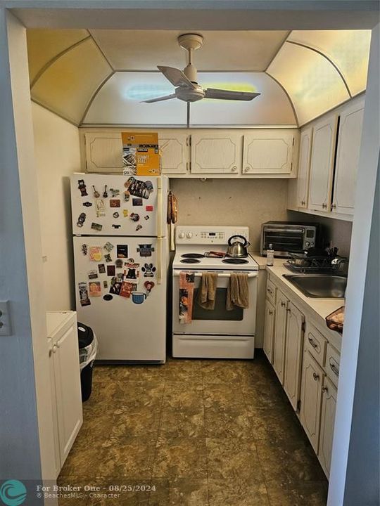 For Sale: $115,000 (1 beds, 1 baths, 715 Square Feet)