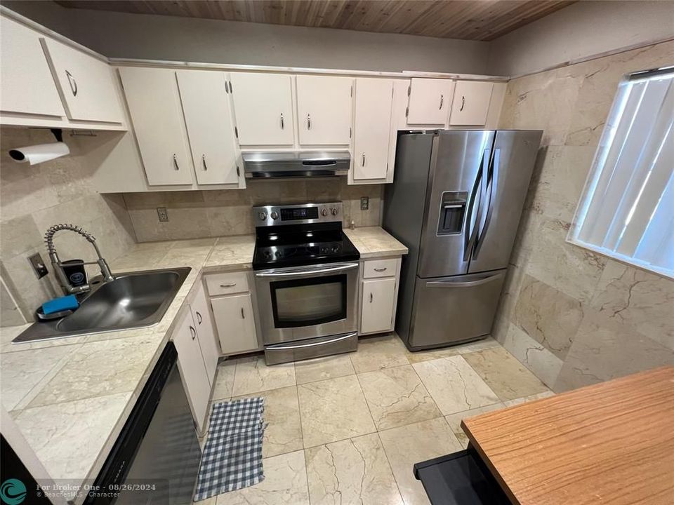 For Sale: $251,800 (2 beds, 2 baths, 1050 Square Feet)