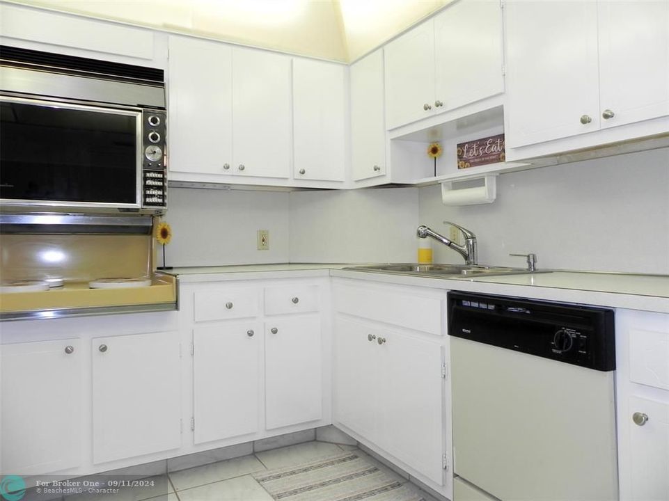 For Sale: $193,000 (2 beds, 2 baths, 1216 Square Feet)