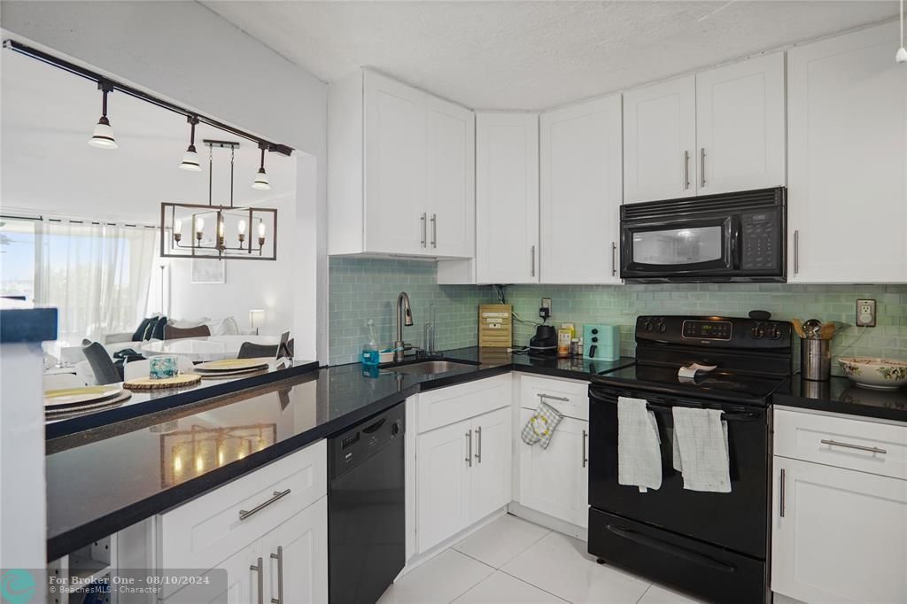 For Sale: $270,000 (2 beds, 2 baths, 1315 Square Feet)