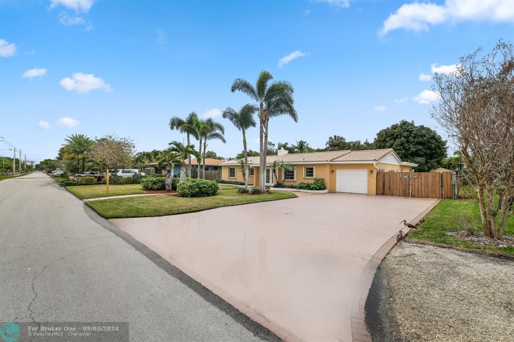 For Sale: $699,000 (3 beds, 3 baths, 1832 Square Feet)