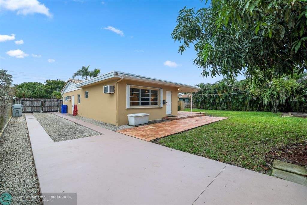 For Sale: $699,000 (3 beds, 3 baths, 1832 Square Feet)