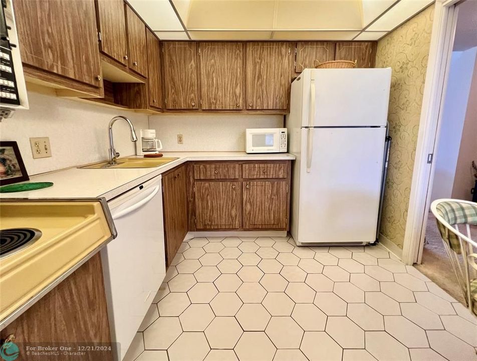 For Sale: $159,900 (1 beds, 1 baths, 960 Square Feet)