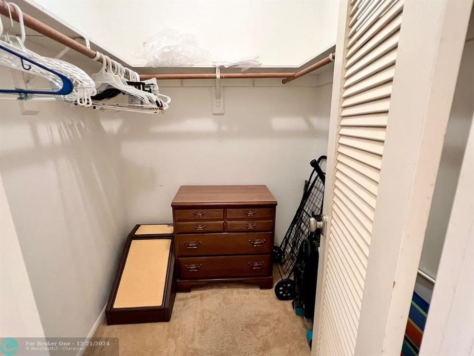 For Sale: $159,900 (1 beds, 1 baths, 960 Square Feet)