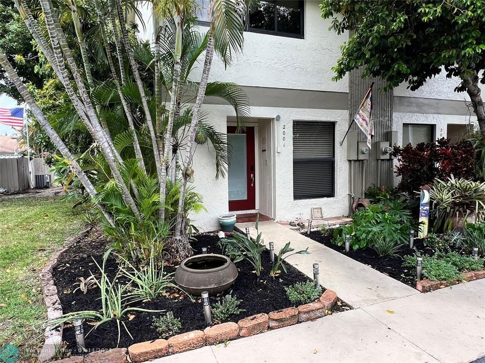 Active With Contract: $345,000 (2 beds, 2 baths, 1250 Square Feet)